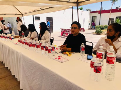 Para recibir a las manifestantes se instalaron toldos, mesas y sillas para que funcionarias de varias dependencias recibieran a las manifestantes. (EL SIGLO DE TORREÓN) 