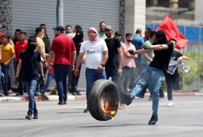 Algunos de los heridos, que fueron trasladados a hospitales cercanos, sufrieron impactos de balas de goma, mientras que otros fueron víctimas de ahogamiento a causa del uso de gases lacrimógenos por parte de la Policía.
(EFE)