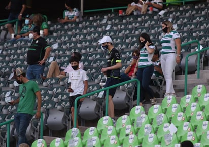 La irresponsabilidad de los Tuzos quedó reflejada en las tribunas del Estadio Hidalgo, al dejar que más aficionados de los permitidos ingresaran para presenciar la semifinal de ida del Guard1anes 2021 entre Pachuca y Cruz Azul. (JESÚS GALINDO)