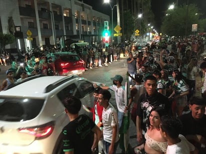 El secretario de Salud en Coahuila, Roberto Bernal Gómez se pronunció sobre los festejos en las calles de Torreón de algunos aficionados sin medidas sanitarias tras el triunfo que obtuvo ayer el Club Santos Laguna sobre la Franja del Puebla en el partido de ida de la semifinal de la Liga MX. (FERNANDO COMPEÁN)
