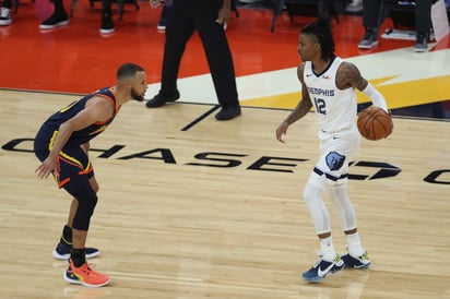 Ja Morant (d) anotó 35 puntos, en la victoria en tiempo extra de los Grizzlies de Memphis 117-112 sobre los Warriors de Golden State. (AP)