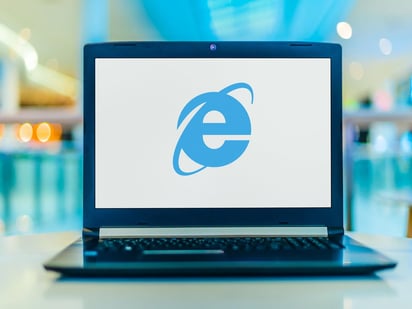 Microsoft anunció que retirará del mercado su histórico navegador Internet Explorer (IE) el 15 de junio de 2022 y lo reemplazará completamente por su nueva versión Edge, tras más de 25 años en los que pasó de ser una herramienta omnipresente a prácticamente marginal. (ESPECIAL) 
