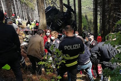  Catorce personas, incluidos algunos extranjeros, fallecieron hoy al precipitarse la cabina del teleférico alpino en la que viajaban junto al Lago Mayor, en el norte de Italia, y un niño se encuentra en estado crítico, en una tragedia ocurrida en uno de los lugares más bellos del país que ha causado una gran conmoción entre los italianos. (EFE)