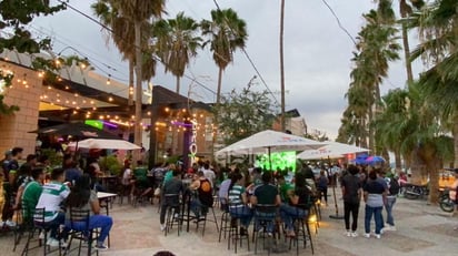 Aprovechando el semáforo epidemiológico en color amarillo en Coahuila y Durango, los diferentes restaurantes y bares de la región lagunera se  pintaron de verdiblanco durante la tarde-noche del domingo con los aficionados santistas que se hicieron presentes para ver  el “choque” de vuelta de la semifinal del Guardianes 2021 de la Liga MX. (EL SIGLO DE TORREÓN) 
