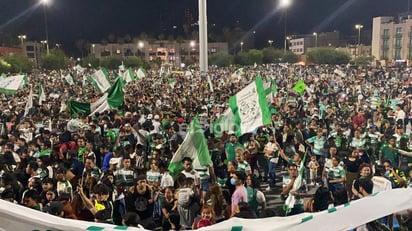 Esta noche La Laguna salió a las calles del Centro de Torreón para festejar el triunfo de los Guerreros de Santos Laguna al conseguir el pase a la final del torneo Guardianes 2021. (IVÁN CORPUS LOZOYA) 
