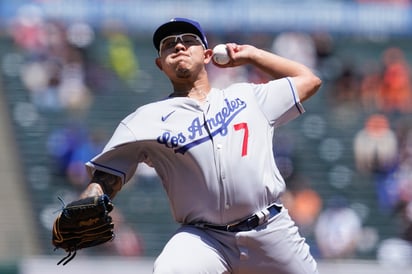 Julio Urías permitió dos carreras en seis entradas y produjo tres rayitas con el madero, en la victoria de Dodgers 11-5 sobre Gigantes. (AP)