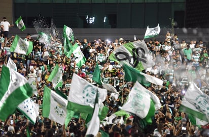 “La bronca está afuera”, afirmó hoy lunes el gobernador de Coahuila, Miguel Riquelme, esto tras los incidentes que se registraron la noche de ayer domingo en Torreón y derivados de festejos por el pase del Santos Laguna a la final del futbol mexicano. (JESÚS GALINDO)