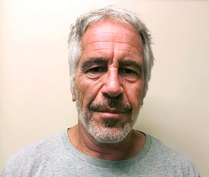 Una jueza de Nueva York aceptó este martes que los dos guardas que debían vigilar al magnate acusado de tráfico sexual de menores Jeffrey Epstein la noche que se suicidó no sean procesados y, por lo tanto, eviten una posible pena de cárcel, después de que estos alcanzaran un acuerdo con la Fiscalía en el que admiten haber falsificado documentos. (AP)