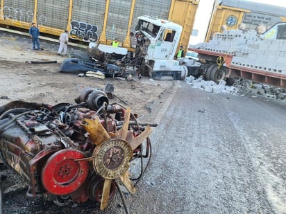 Un chofer de un tráiler cargado con blocks de construcción, se atravesó al paso del tren en Bermejillo, Durango y resultó lesionado de gravedad, en tanto que el tráiler terminó destrozado, en hechos ocurridos la tarde de hoy martes. (EL SIGLO DE TORREÓN)