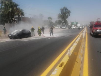 Testigos de los hechos utilizaron extintores para combatir las llamas. (EL SIGLO DE TORREÓN)