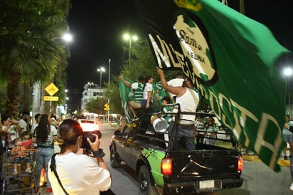 Con motivo del partido de ida de la final entre Santos Laguna y Cruz Azul, a celebrarse hoy en el estadio Corona de Torreón, autoridades sanitarias en Coahuila y Durango lanzaron un llamado a los ciudadanos a evitar concentraciones masivas. (ARCHIVO)