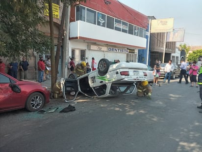 Al lugar del accidente acudieron los elementos del Cuerpo de Bomberos, Protección Civil, así como los paramédicos de la Cruz Roja. (EL SIGLO DE TORREÓN)