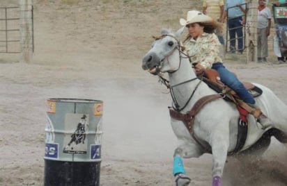 A toda velocidad, los caballos deben rodear tres barriles y salir de la pista en el menor tiempo posible para llevarse la victoria. (ARCHIVO)