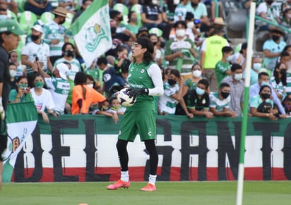 Carlos Acevedo durante el entrenamiento de ayer, al cual pudieron asistir los aficionados de Santos Laguna. (JESÚS GALINDO)