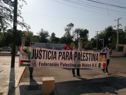 El contingente se reunió en la Alameda Zaragoza para posteriormente tomar el Paseo Morelos y caminar hasta la Plaza Mayor. (ROBERTO ITURRIAGA)