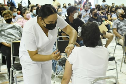 Ya concluyó en La Laguna de Coahuila la aplicación de la primera dosis a personas de entre 50 y 59 años; y embarazadas. (ARCHIVO)