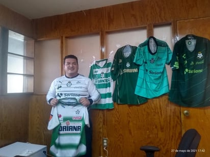 En su domicilio en Parras de la Fuente, César posee distintos artículos alusivos al Santos Laguna como playeras, balones y recortes. (EL SIGLO DE TORREÓN)