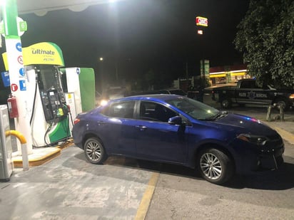 Un conductor en estado de ebriedad realizó una maniobra de reversa en el interior de una estación de gasolina y se impactó contra una bomba. (EL SIGLO DE TORREÓN)