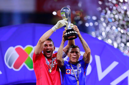 Jesús Corona y Julio César Domínguez, capitanes del Cruz Azul, terminaron con su malaria de no ser campeones de la Liga MX, al coronarse esta noche sobre la cancha del Estadio Azteca. (JAM MEDIA)