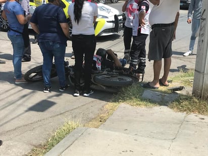 Paramédicos de la Cruz Roja arribaron al lugar para atender a los lesionados. (EL SIGLO DE TORREÓN)