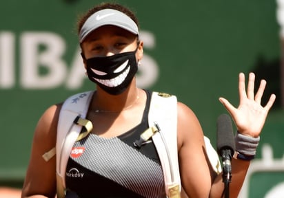 La tenista japonesa Naomi Osaka, número 2 del mundo y vencedora de cuatro títulos del Grand Slam, anunció este lunes que se retira de Roland Garros para que 'todo el mundo vuelva a concentrarse' en el deporte, tras la polémica por haber sido sancionada con 15.000 dólares de multa por no acudir a una rueda de prensa durante el torneo. (EFE)
