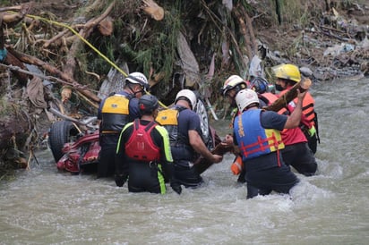 Intensas lluvias que se prolongaron por varias horas la noche del domingo, en los municipios del Juárez y Ciudad Guadalupe al oriente de la zona metropolitana, así como en la región citrícola, al sur de esta ciudad, ocasionaron inundaciones y fuertes corrientes de agua, que arrastraron vehículos o los dejaron varados, con saldo de al menos una persona desaparecida. (EL UNIVERSAL)