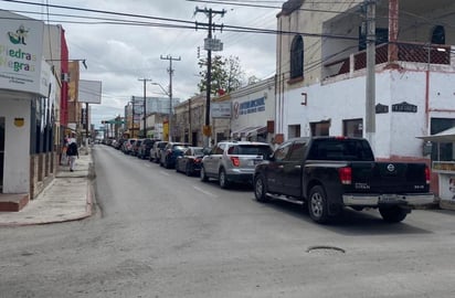 Los accesos a los Puentes Internacionales de Ciudad Acuña y Piedras Negras, se vieron totalmente saturados y se formaron filas de automóviles por varios kilómetros de longitud, debido al retorno de miles de ciudadanos y residentes a los Estados Unidos; considerando que este lunes fue inhábil en la Unión Americana. (RENÉ ARELLANO)