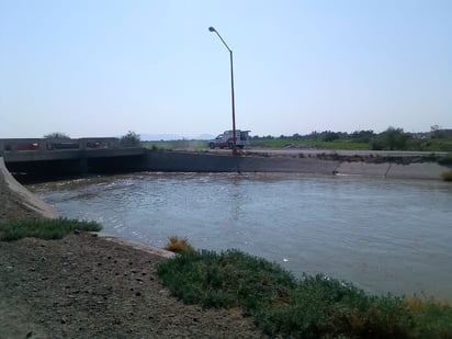 La búsqueda de Jesús Daniel en el canal continuó la mañana y parte de la tarde de ayer lunes. (EL SIGLO DE TORREÓN)