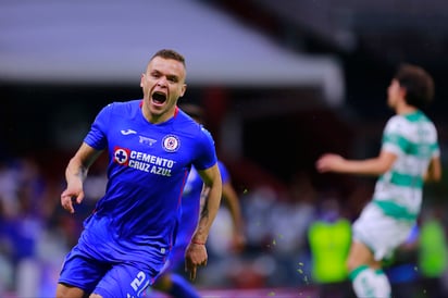 Jonathan 'Cabecita' Rodríguez celebra tras marcar el polémico gol que le dio el campeonato a Cruz Azul. (JAM MEDIA)