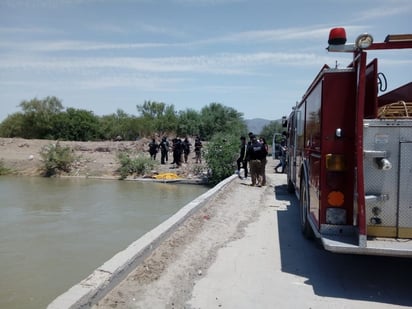 Tras rescatar el cadáver de las aguas, observaron que contaba con la media filiación y características proporcionadas por las autoridades de Gómez Palacio en relación con el joven que la tarde del domingo al caminar por la orilla del canal Sacramento se lanzó al agua para nadar y no logró salir a flote. (EL SIGLO DE TORREÓN)