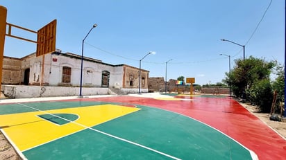 La obra consiste en la rehabilitación de la cancha de basquetbol, con pintura y todo lo necesario para su funcionalidad. (EL SIGLO DE TORREÓN) 