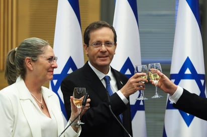 El nuevo presidente israelí, Isaac Herzog (d), mezcla una vasta experiencia política, un discurso conciliador y una historia familiar, que serán los pilares sobre los cuales se apoyará para ejercer una función que hoy se presenta especialmente relevante. (ARCHIVO) 
