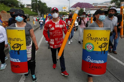  El desgaste marcó este miércoles una nueva jornada de Paro Nacional, la menos concurrida de las siete que se han realizado desde el 28 de abril, y en la que miles de personas salieron a las calles de diferentes ciudades de Colombia para manifestar su rechazo al Gobierno y la violencia policial. (EFE)