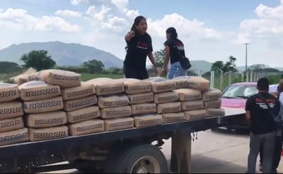  La candidata de Morena a la alcaldía de Jiquipilas, Chiapas, Blanca Yaneth Chiu López, y miembros de su equipo de campaña interceptaron un camión cargado con varias toneladas de cemento, pero al suponer que sería regalado para la compra de votos de sus adversarios, procedieron a regalar el producto. (ESPECIAL)