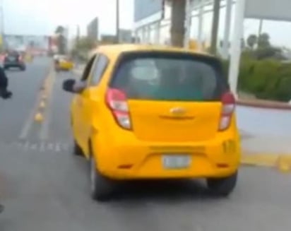 Se hizo viral en redes sociales una queja sobre taxistas ocupando el espacio designado para ciclistas. (ESPECIAL)