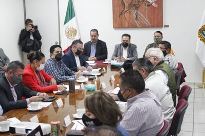 Autoridades de la Secretaría de la Defensa Nacional y funcionarios estatales, realizan un recorrido por toda la entidad para supervisar las actividades del personal militar en los diferentes distritos electorales y esta tarde, tocó el turno a la región norte de Coahuila, visitando los recintos electorales en Piedras Negras y Acuña. (RENÉ ARELLANO)