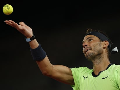 El día de su 35 cumpleaños, en el silencio catedralicio de la central cerrada de Roland Garros, bajo las estrellas, el español Rafael Nadal se dio un festejo ante el francés Richard Gasquet, 6-0, 7-5 y 6-2 en 2 horas y 14 minutos para clasificarse para tercera ronda. (EFE)
