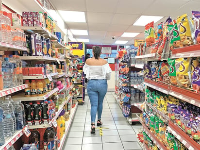 En lugar de verse el nombre del producto, cereales, jugos, pan dulce, galletas, pastelitos, papas fritas, cacahuates, entre otros alimentos, lo que se observa es la parte trasera del empaque, no el frente, o muestran el 'doble frente' donde no hay sellos. (ARCHIVO) 