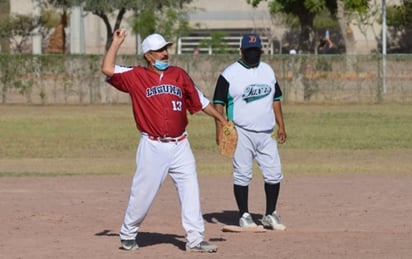 Veteranos peloteros se mantienen en actividad practicando el Rey de los Deportes, en este circuito que se juega los sábados. (ESPECIAL)