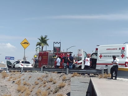 Un automovilista que pasaba por el lugar y observó el accidente, de inmediato auxilió a la joven, misma que logró salir por la ventana antes de que el vehículo se hundiera por completo.
(EL SIGLO DE TORREÓN)