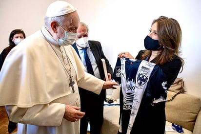 Jorge Mario Bergoglio, mejor conocido como Papa Francisco,  es un aficionado declarado del futbol, en especial del San Lorenzo de Almagro de su país natal Argentina, pero eso no evitó que una aficionada del Monterrey le obsequiara a la máxima autoridad del catolicismo una camiseta de los Rayados, equipo de la Liga MX. (ESPECIAL)