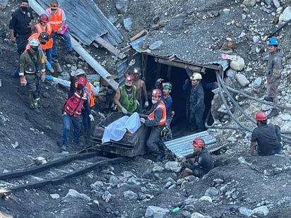 El cuerpo fue trasladado al Servicio Médico Forense en una ambulancia de la Cruz Roja Mexicana del municipio de Muzquiz. (EL SIGLO DE TORREÓN)