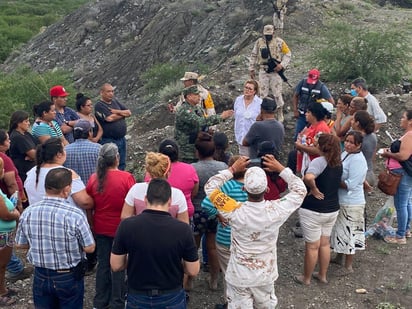 Fue alrededor del mediodía de ayer que se reportó el desbordamiento e inundación de la mina. Hasta ayer distintas autoridades trabajaban en el desagüe de la mina con bombas hidráulicas.
(EL SIGLO DE TORREÓN)