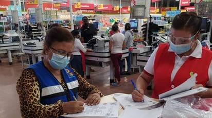 Desde el pasado primero de junio se autorizó el regreso de 12 adultos mayores empacadores a uno de los supermercados, instalados en el municipio de San Pedro. (ARCHIVO) 
