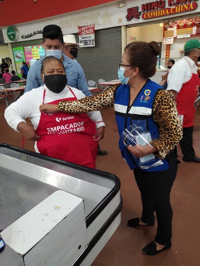 Desde el martes se reintegraron 12 adultos a su trabajo como empacadores en un supermercado. (EL SIGLO DE TORREÓN) 