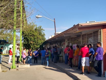 En ambos lugares se observaban largas filas, incluso en el CAM los ciudadanos rodeaban el edificio. (EL SIGLO DE TORREÓN)