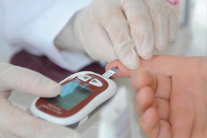 Científicos del Centro Nacional español de Investigaciones Cardiovasculares (CNIC) han descubierto que el uso rutinario de la hemoglobina glicosilada (un biomarcador que indica el nivel de azúcar en sangre) en personas no diabéticas permite identificar a los pacientes con mayor enfermedad aterosclerótica. (ESPECIAL) 
