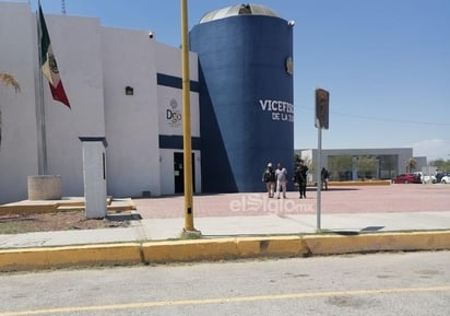 Se indica además, que el funcionario municipal se disponía a ir a votar cuando policías estatales acompañados por dos agentes del Ministerio Público se acercaron de manera intimidatoria para realizar su detención.
(EL SIGLO DE TORREÓN)