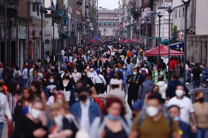 Cientos de personas caminan por la calle Madero, en el Centro Histórico de Ciudad de México (México). Las autoridades sanitarias de México informaron este sábado que el país acumula 228.754 muertos confirmados de covid-19 tras sumar 186 decesos en las últimas 24 horas.Con estas cifras, México permanece como el cuarto país del mundo con más decesos, por detrás de Estados Unidos, Brasil e India, según el recuento de la Universidad Johns Hopkins. EFE/ Carlos Ramírez