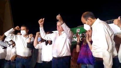 El priista José María Fraustro celebró el triunfo como alcalde de la ciudad de Saltillo.